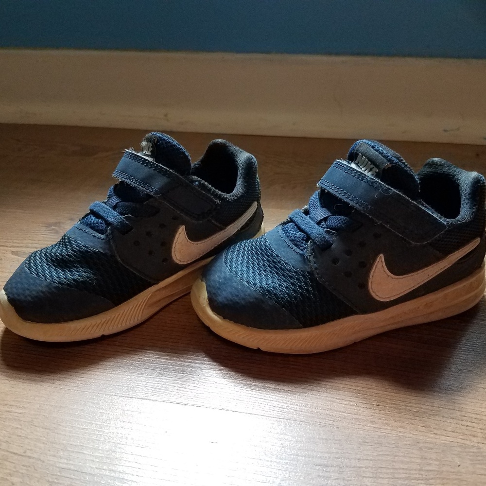 Nike sneakers size 7